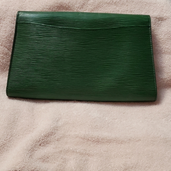Louis vuitton Green epi clutch - Picture 2 of 3